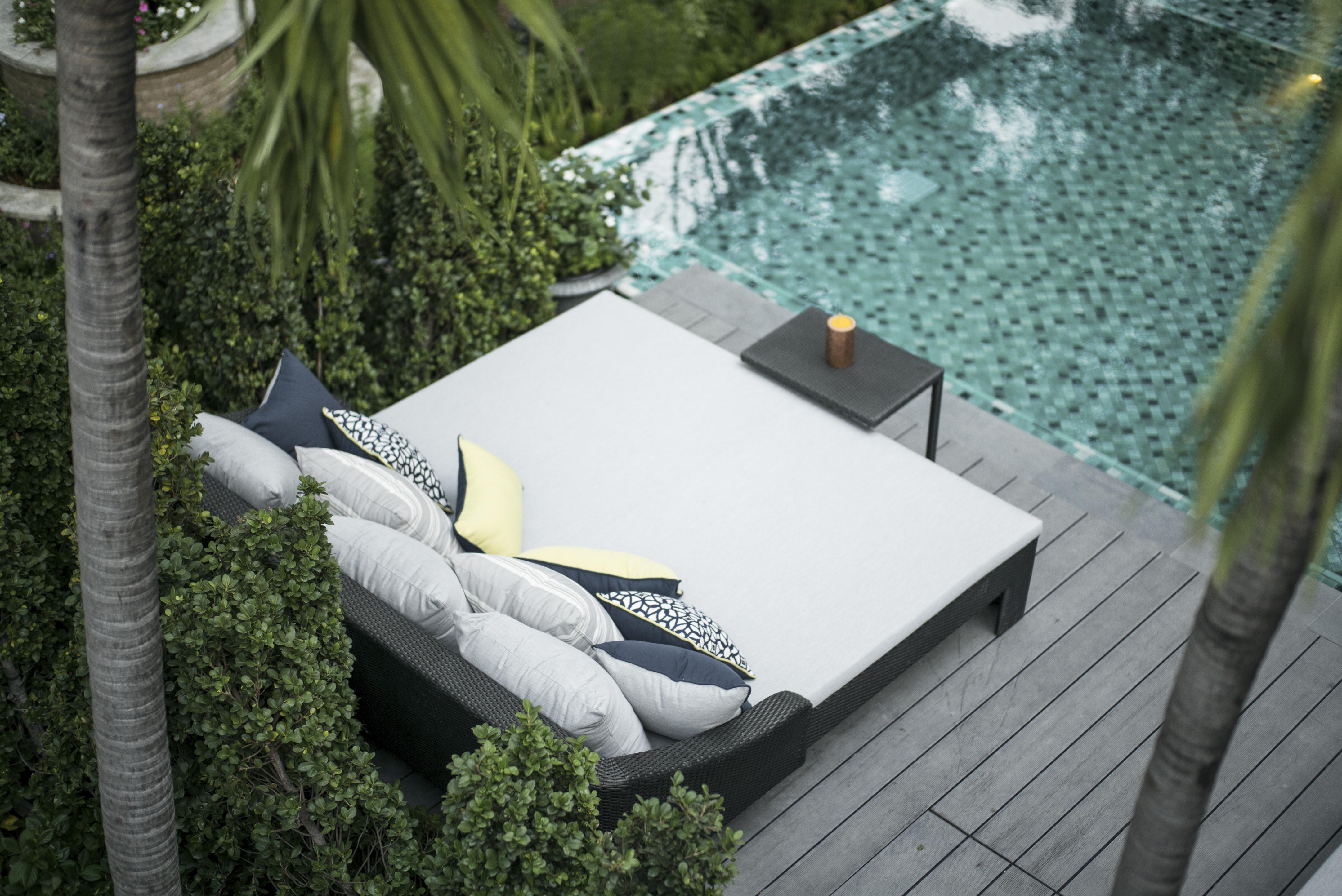 The Raweekanlaya Bangkok Extérieur photo A poolside daybed