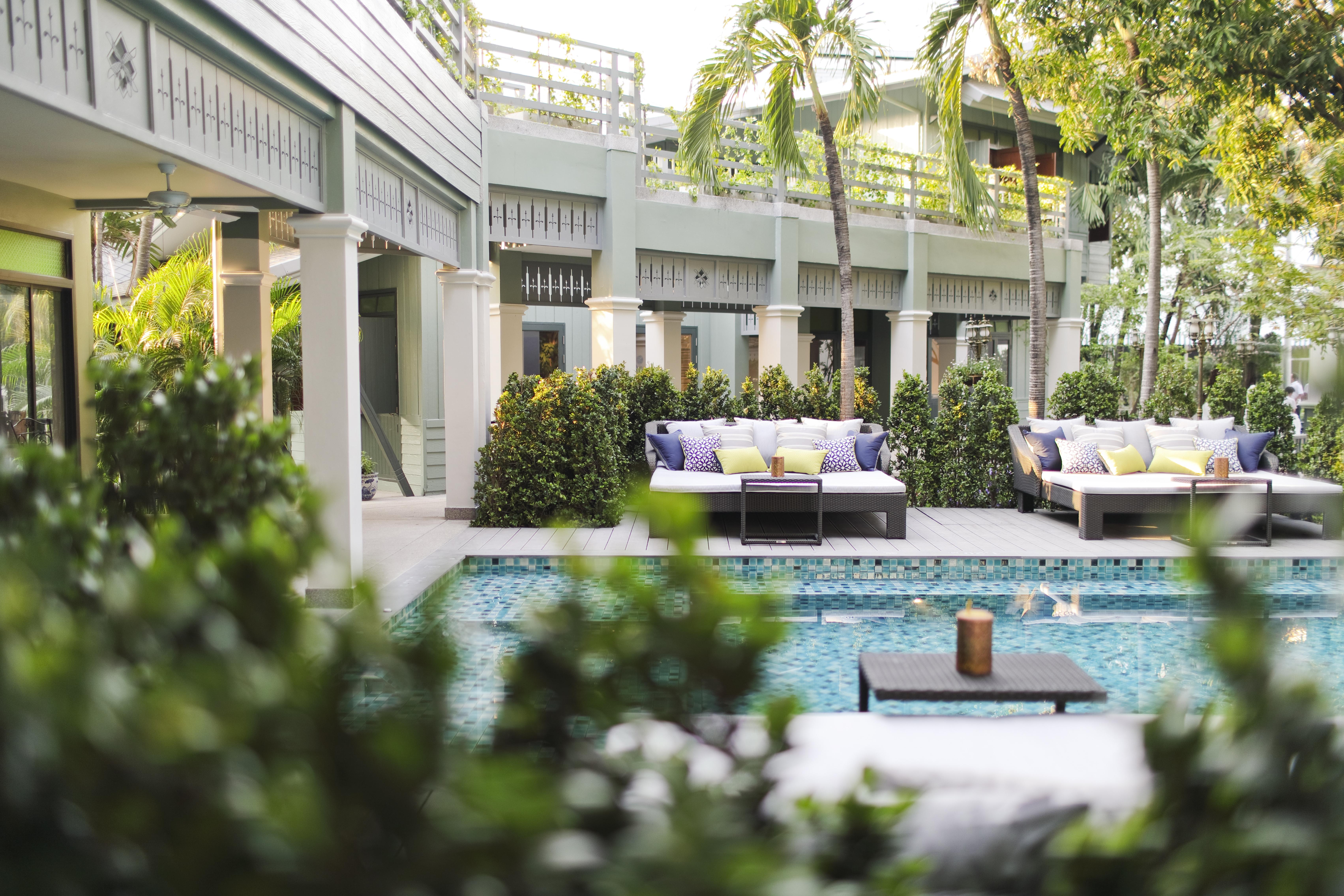 The Raweekanlaya Bangkok Extérieur photo The swimming pool at The Library