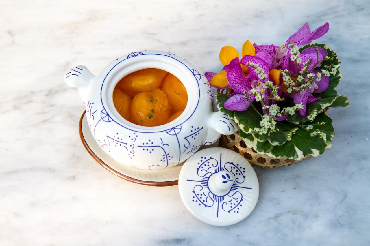 The Raweekanlaya Bangkok Extérieur photo A pot of turmeric tea